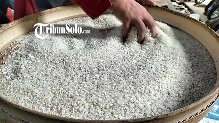 Komoditi-beras-di-Pasar-Bunder-Sragen-yang-mengalami-kenaikan-harga-jelang-puasa.jpg