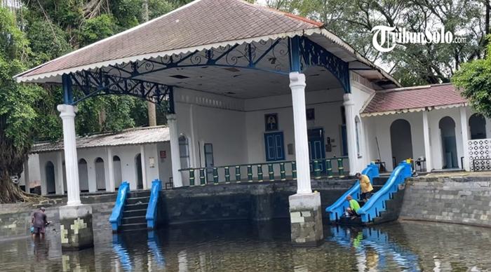 Kompleks-pemandian-Tirtomarto-atau-biasa-disebut-umbul-Pengging.jpg