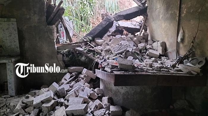 Kondisi-dapur-milik-Sunarti-yang-diterjang-tanah-longsor-Sabtu-612023.jpg