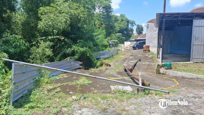 Longsor Talut Jalan Desa Ngarum Sragen Dikhawatirkan Meluas, Warga Tutup Akses Demi Keselamatan