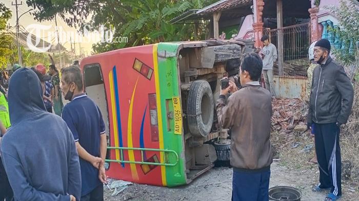 Kondisi-mini-bus-pembawa-rombongan-guru-dari-Bustanul-Athfal-BA-Aisyiyah-Kecamatasrwerwrwr.jpg