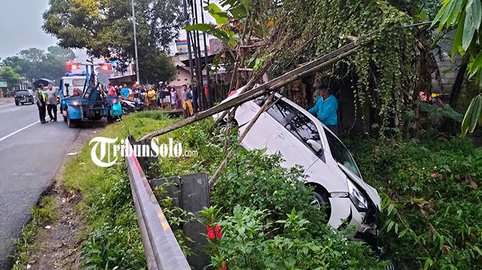 Kondisi-mobil-Toyota-Calya-yang-hampir-terjun-ke-jurang-di-Dukuh-Sidosari-Urutsewu-Ampel.jpg