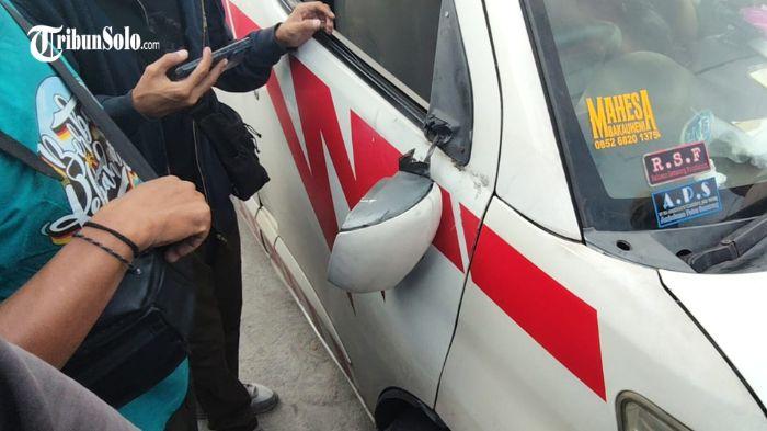 Kondisi-spion-mobil-ambulans-pecah-dirusak-orang-3.jpg