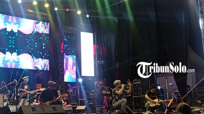 Konser-Shaggydog-di-Alun-alun-Giri-Krida-Bakti-Wonogiri-dalam-acara-Fesmikraf-2022.jpg