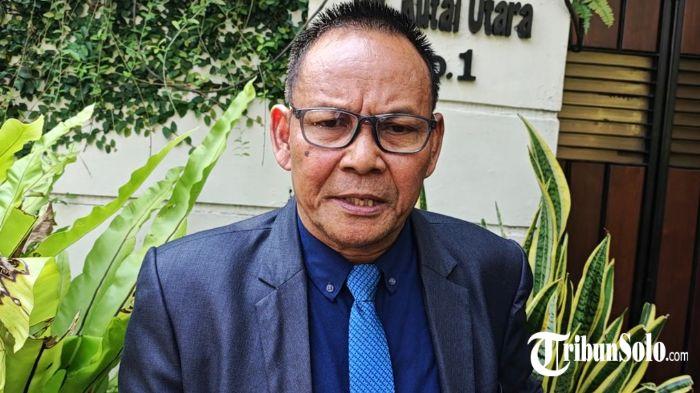 Kuasa-hukum-Jokowi-selaku-tergugat-YB-Irpan-saat-ditemui-di-kediaman-Jokowi.jpg