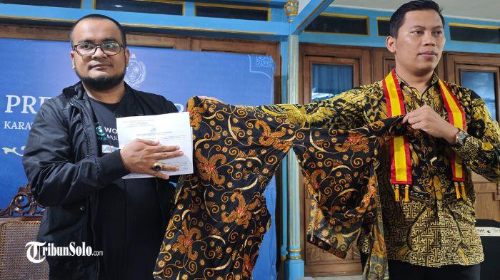 Kuasa-hukum-salah-satu-abdi-dalem-PB-XIV-Purbaya-berinisial-RP-menunjukkan-surat.jpg