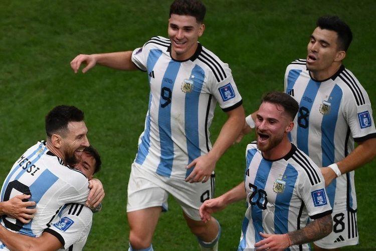 Lionel-Messi-melakukan-selebrasi-bersama-rekan-setimnya.jpg