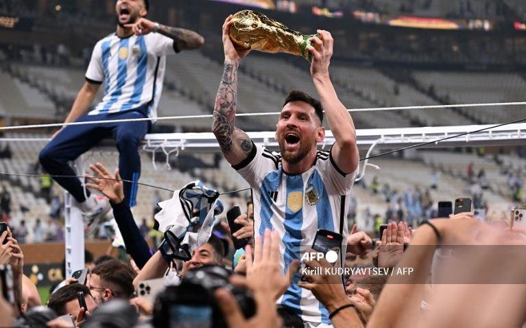 Lionel-Messi-mengangkat-Trofi-Piala-Dunia-FIFA.jpg