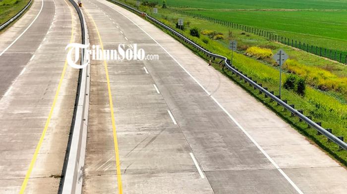 Lokasi-kecelakaan-antara-Wuling-dan-Kijang-di-Tol-Solo-Ngawi-KM-534200-A-Sragen.jpg