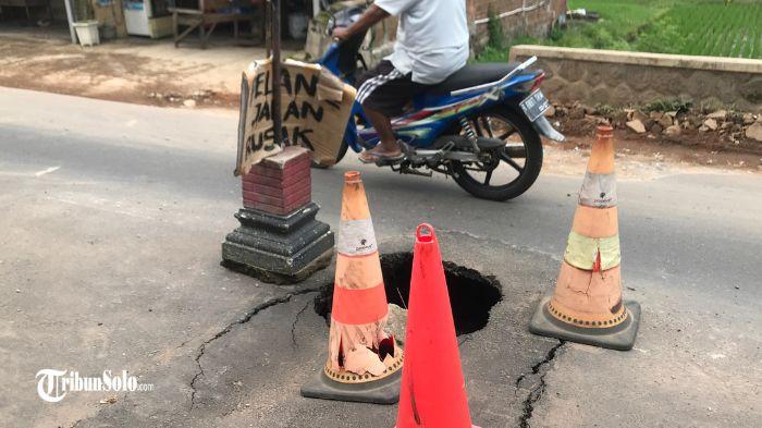 Lubang-menganga-di-jalan-Metuk-Mudal-kecamatan-Mojosongo-Jumat-1612026.jpg