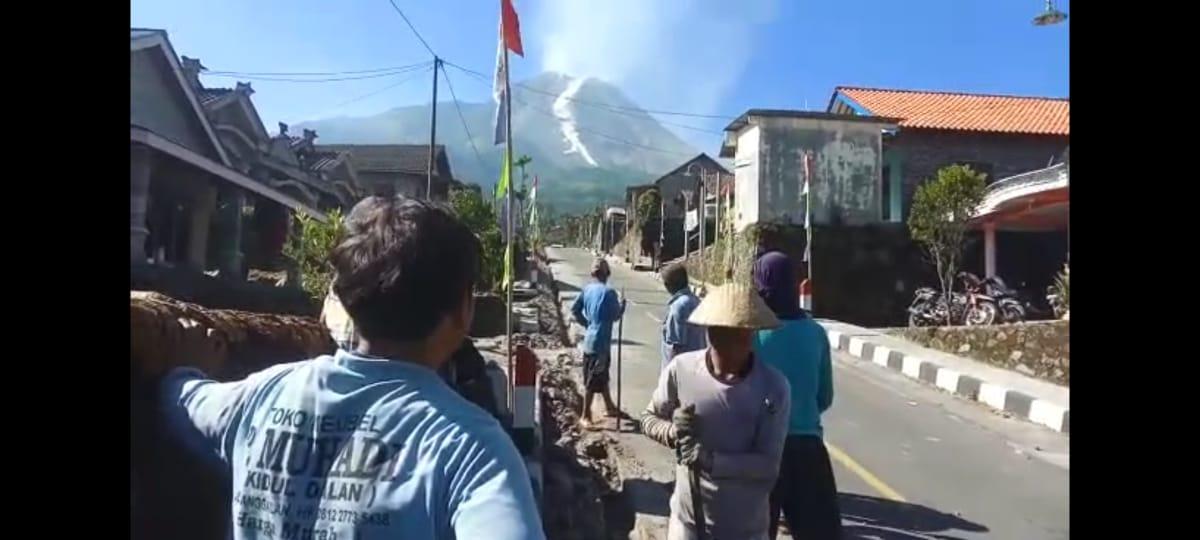 Luncuran-material-Gunung-Merapi-terlihat-dari-satu-sudut-jalan-di-Dukuh-Stabelan-Boyolali.jpg