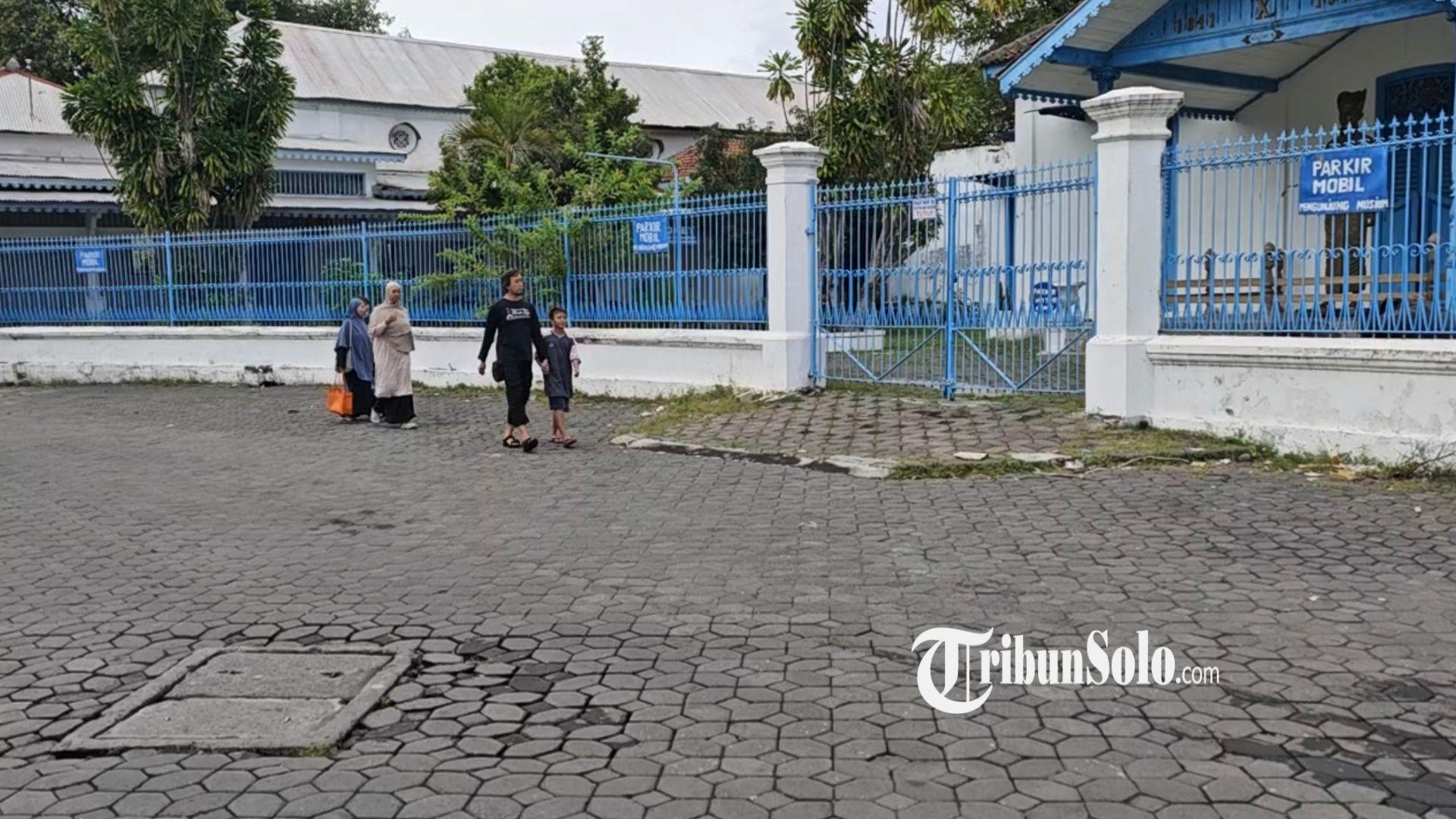 MELINTAS-DEPAN-MUSEUM-Wisatawan-melintas-di-depan-Museum-Keraton-Solo-yang-masih-tutup.jpg
