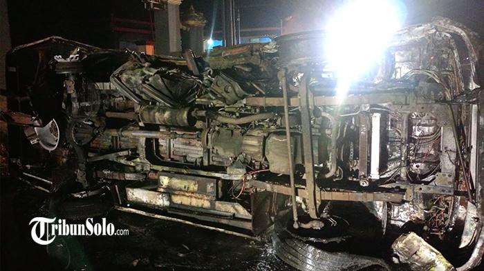 MOBIL-TRAVEL-TERGULING-Satu-unit-mobil-travel-terguling-kemudian-terbakar-di-Jalan-Sragen-Ngawi.jpg
