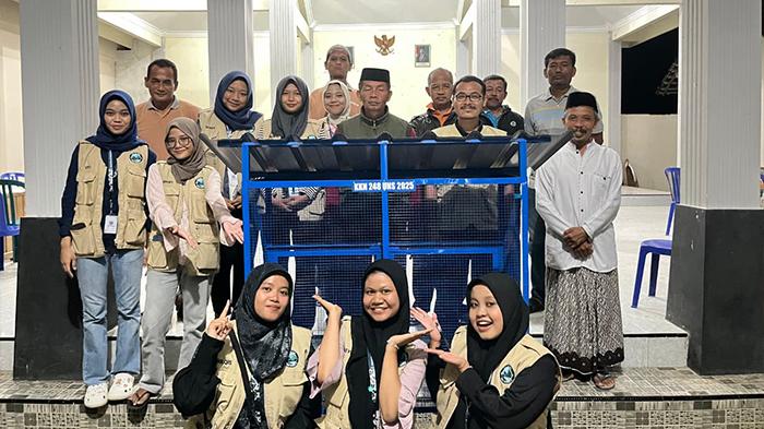 Mahasiswa-Universitas-Sebelas-Maret-UNS-menyerahkan-fasilitas-Bank-Sampah-kepada-Desa-Pagerejo.jpg
