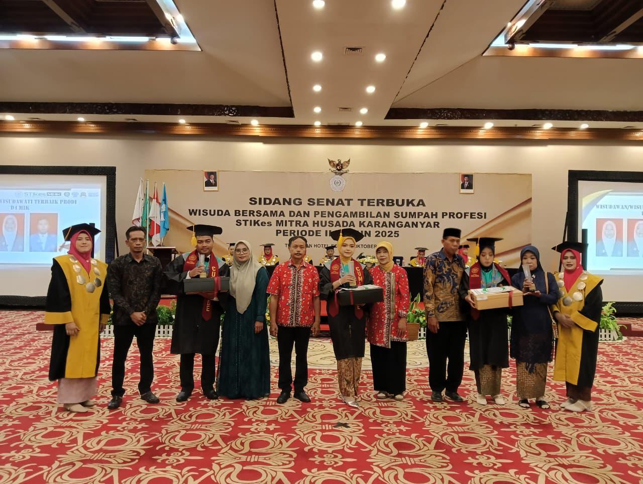 Mahasiswa-diwisuda-STIKES-MHK.jpg