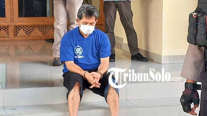 Mantan-Direktur-PDAM-Solo-TAS-tertunduk-lesu-di-Mapolresta-Solo-Selasa-1272022.jpg