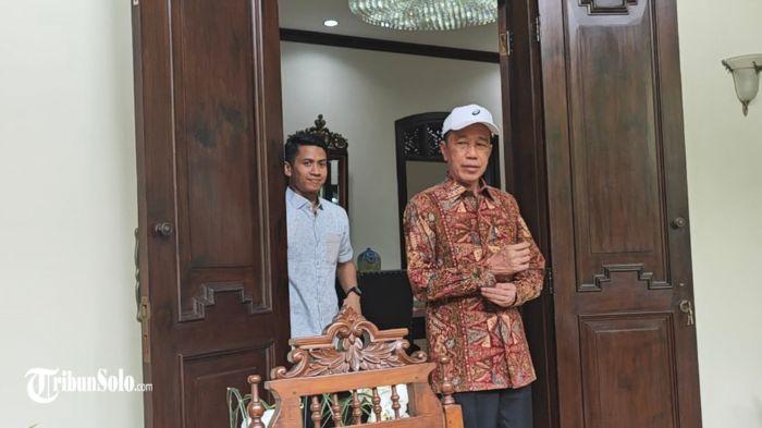 Mantan-Presiden-Jokowi-saat-ditemui-Kamis-6112025.jpg