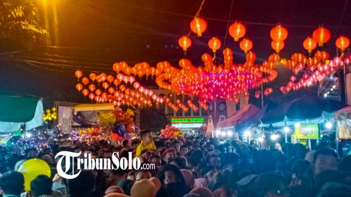 Masyarakat-tumplek-blek-di-kawasan-Kelenteng-Tien-Kok-Sie-Pasar-Gede-Solo-Sabtu-2112023.jpg