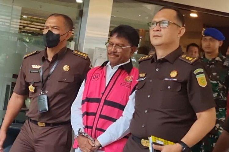 Menkominfo-Johnny-G-Plate-mengenakan-rompi-tahanan-khas-Kejagung.jpg
