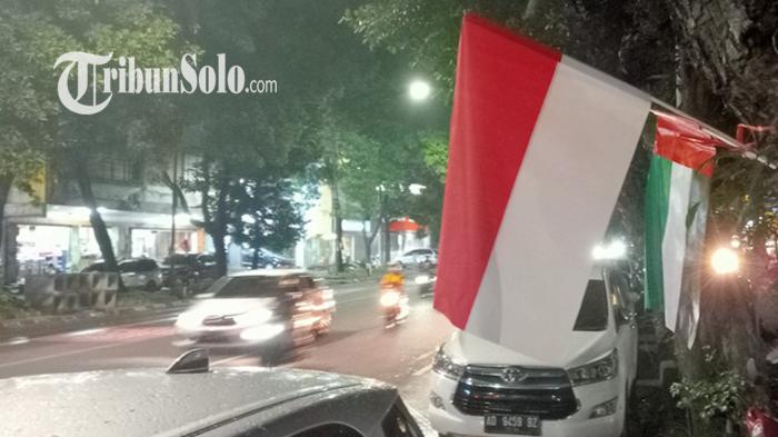 Miniatur-bendera-Indonesia-dan-UEA-dipasang-di-pepohonan-sepanjang.jpg