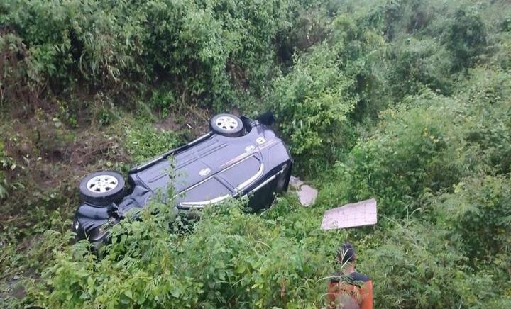 Mobil-MPV-nyemplung-ke-dalam-selokan-di-sebelah-timur-Puskesm.jpg