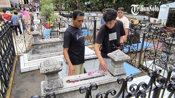 Momen-warga-berziarah-ke-makam-saat-bulan-Ruwah.jpg