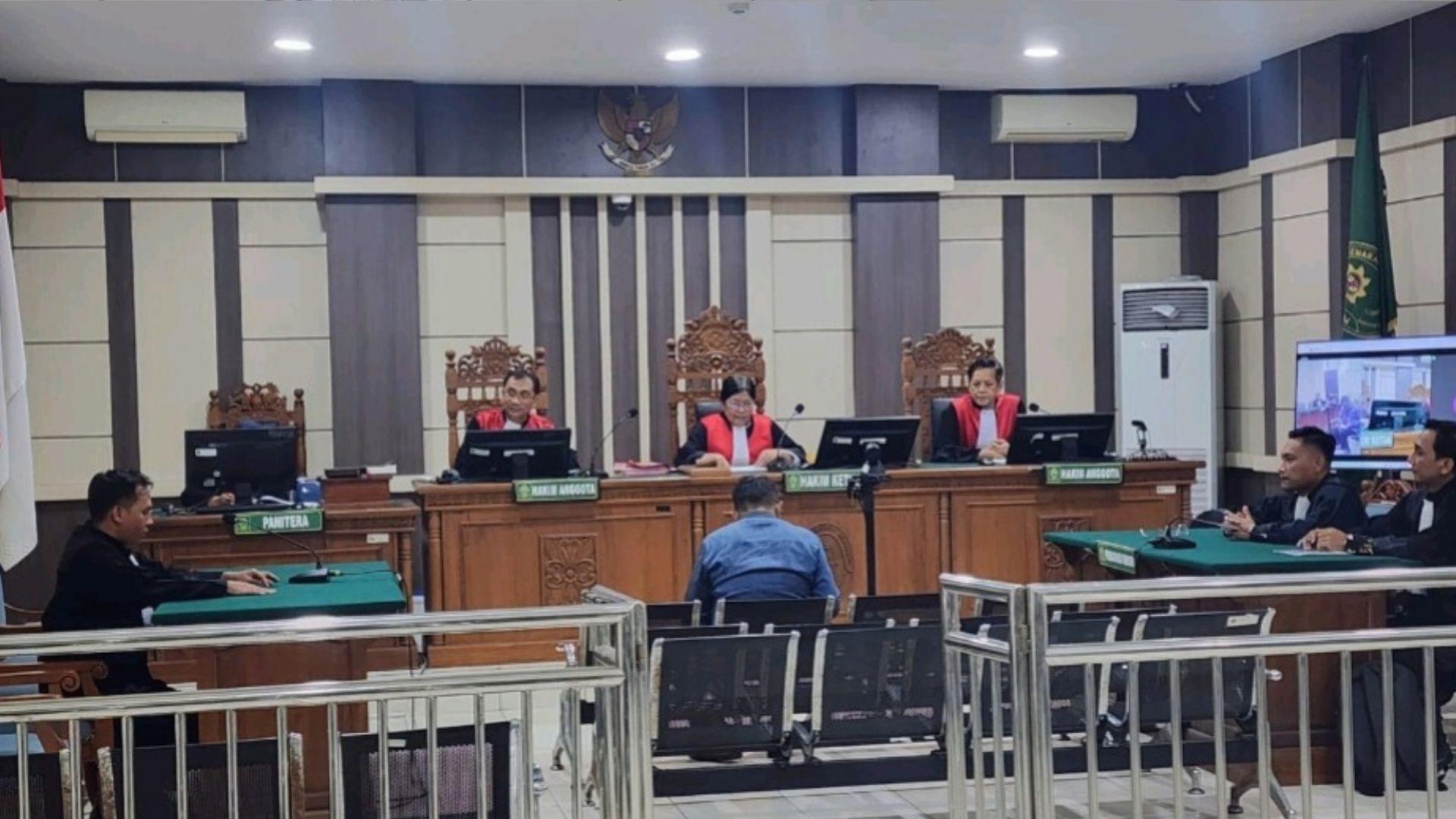 Muhajirin-mantan-kades-Manggis-Kecamatan-Mojosongo-Boyolali-saat-menjalani-sidang-putusan.jpg