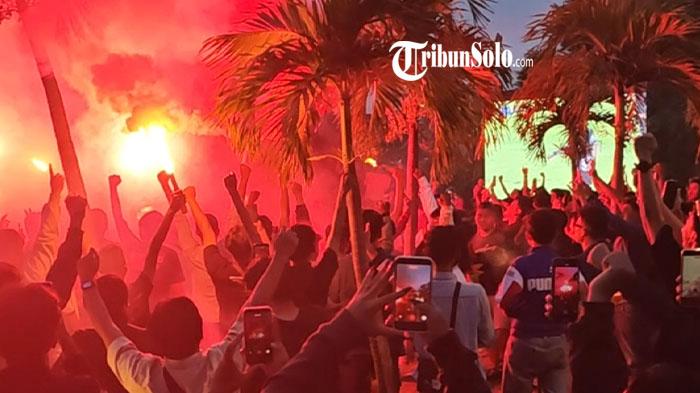 NYALAKAN-FLARE-Suasana-nonton-bareng-nobar-Persis-Solo-vs-Bhayangkara-Lampung-FC-di-The-Apic.jpg