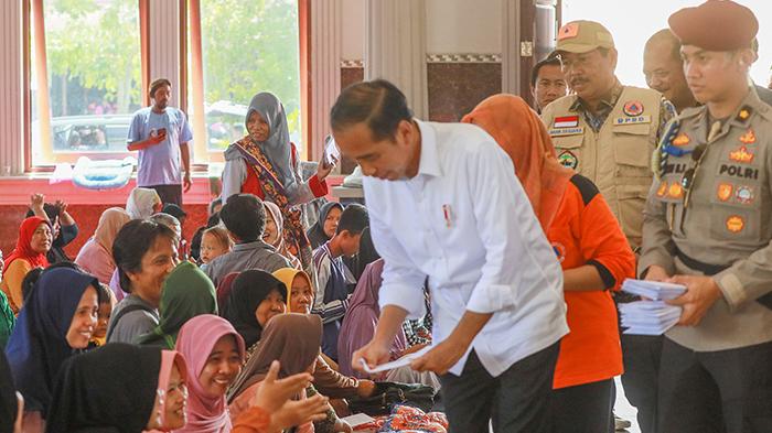 Nana-Sudjana-mendampingi-Presiden-Joko-Widodo.jpg