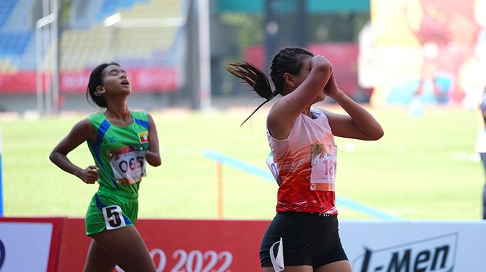 Nanda-Mei-Sholihah-menangis-setelah-menyentuh-garis-finish-di-jalur-atletik-Stadion-Manahan-Solo.jpg