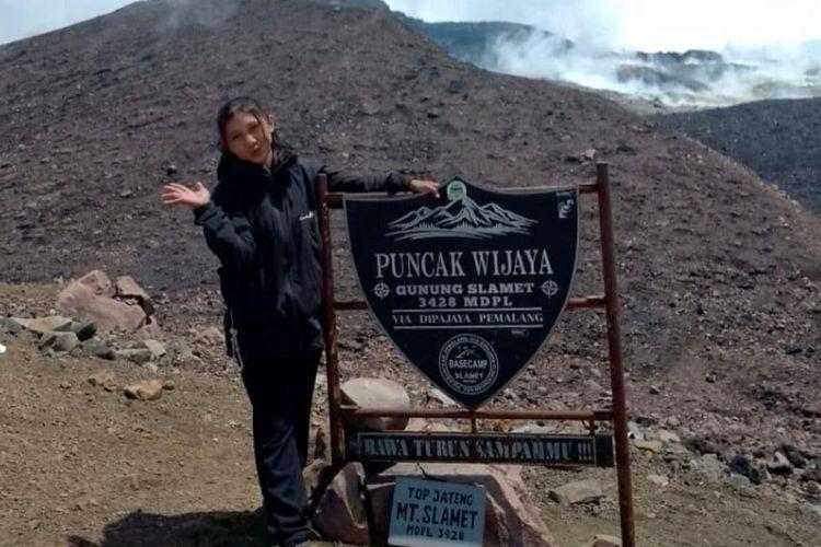 Naomi-Daviola-Setyani-17-berfoto-di-puncak-Gunung-Slamet.jpg