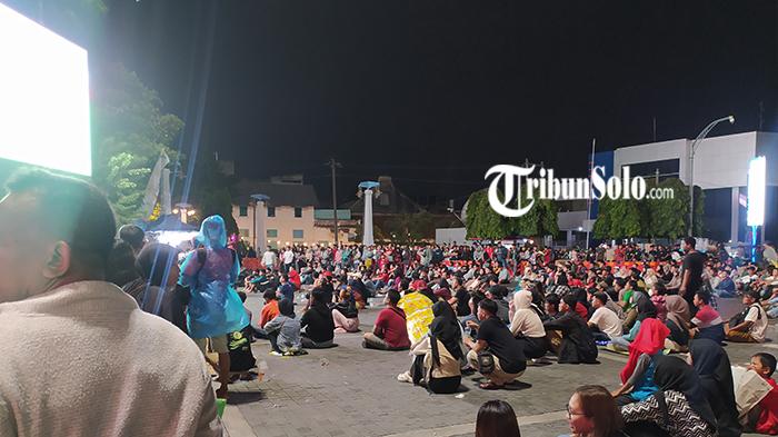 Nobar-laga-timnas-Indonesia-vs-Filipina-di-depan-Balai-Kota-Solo-Selasa-1162024-malam.jpg