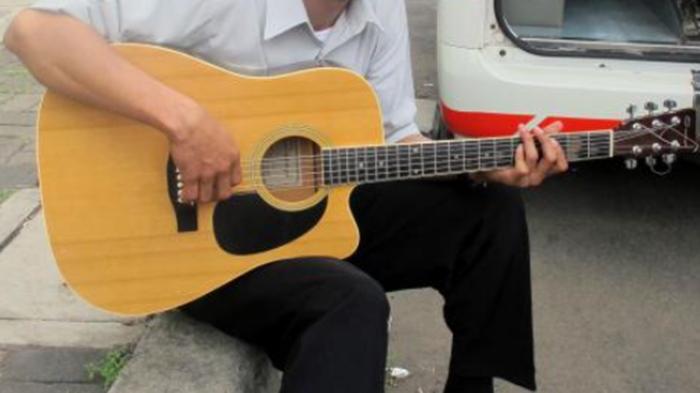 Norman-Kamaru-bermain-alat-musik-gitar.jpg
