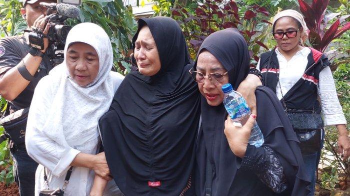 Nurhayati-istri-dari-almarhum-Jhonny-Iskandar-saat-proses-pemakaman.jpg
