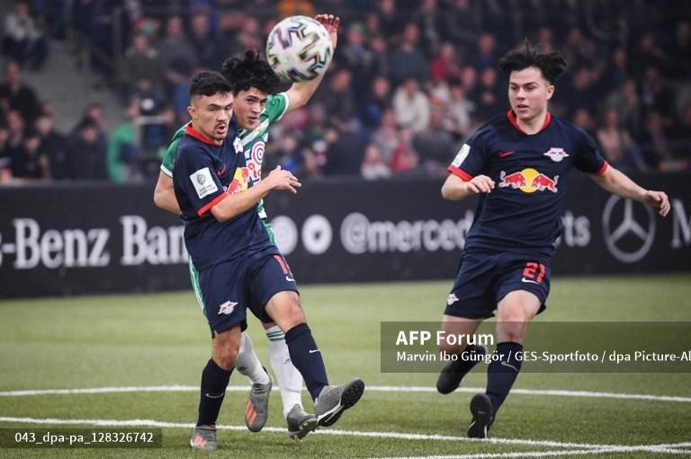 Oliver-Bias-kiri-depan-saat-bermain-untuk-RB-Leipzig-junior-tahun-2020.jpg