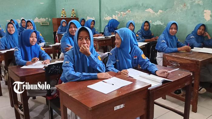 PENAHANAN-IJAZAH-Ilustrasi-kegiatan-belajar-mengajar-di-SMP-Negeri-2-Banyudono-Boyolali.jpg