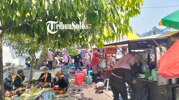 PKL-yang-berjualan-di-sekitar-Masjid-Agung-Solo-saat-Grebeg-Mulud-ketiban-rezeki-Kamis-2892023.jpg