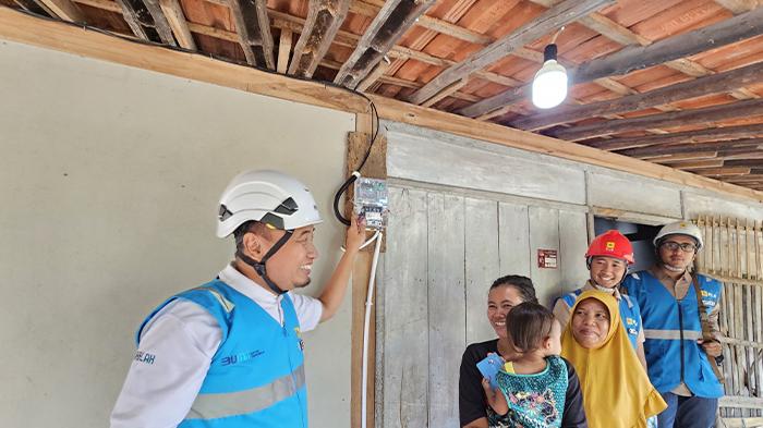PLN-melalui-program-Light-Up-The-Dream-LUTD-memberikan-bantuan-penyambungan-listrik-gratis.jpg