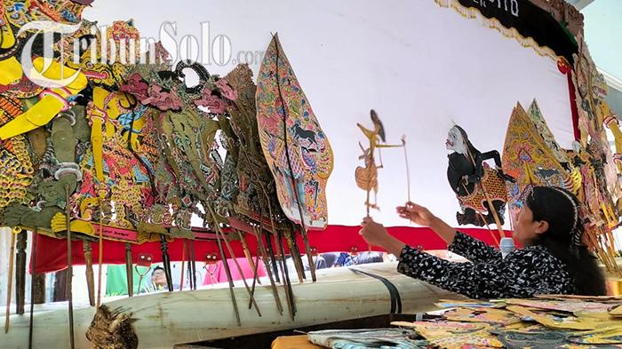 Pagelaran-Congyang-pertunjukan-wayang-yang-diiringi-dengan-musik-keroncong-kreasi-w.jpg