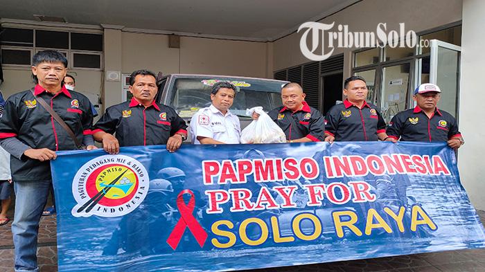 Paguyuban-Pedagang-Mie-dan-Bakso-Papmiso-Indonesia-menyalurkan-bantuan-banjir.jpg
