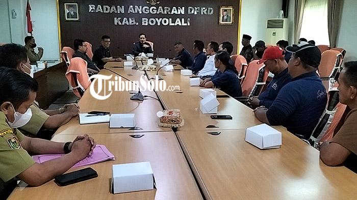 Paguyuban-pedagang-dan-peternak-Boyolali-ketika-menggeruduk-kantor-DPRD-Boyolali.jpg