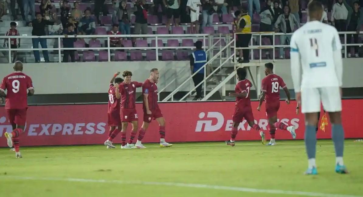 Para-pemain-Persis-Solo-merayakan-keunggulan.jpg