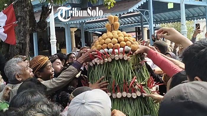 Para-warga-berebut-gunungan-saat-Grebeg-Besar.jpg
