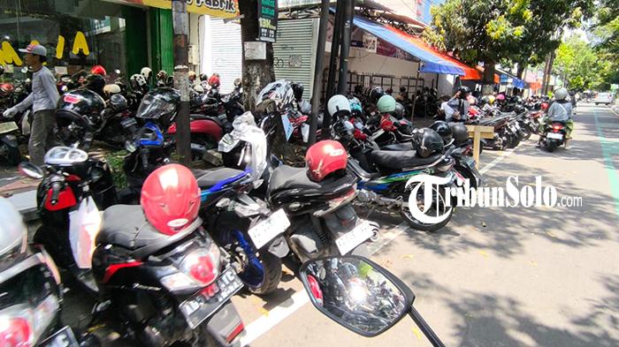 Parkir-di-tepi-jalan-umum-di-Jalan-Pemuda.jpg