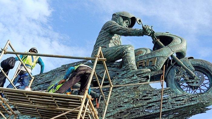 Patung-Jokowi-naik-motor-di-Sirkuit-Mandalika.jpg