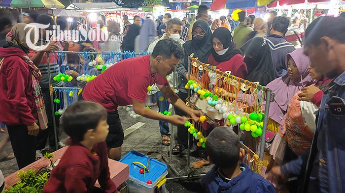 Pedagang-kaki-lima-PKL-yang-menjual-mainan-viral-latto-latto-di-acara.jpg