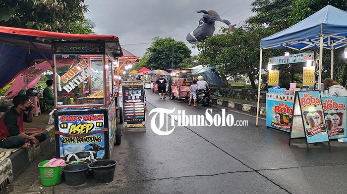 Pedagang-kaki-lima-di-kawasan-alun-alun.jpg