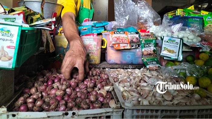 Pedagang-pasar-tradisional-Boyolali-menunjukkan-bawang-merah-dan-bawang-putih.jpg