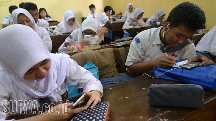 Pelajar-SMA-mengerjakan-latihan-soal-di-kelas.jpg