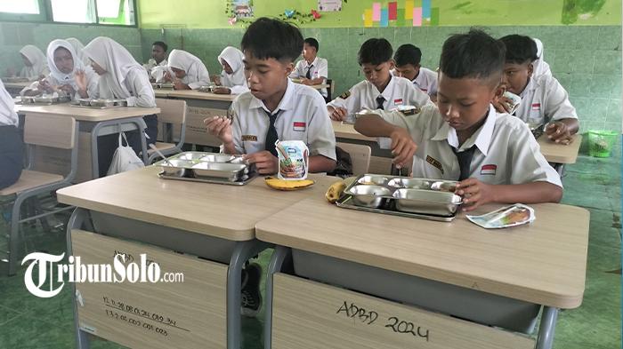 Pelajar-SMPN-3-Colomadu-menerima-makan-siang-gratis-Senin-612024.jpg